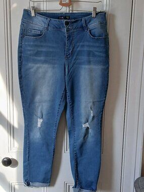 Royalty for Me slim distressed cropped jeans great condition size 16